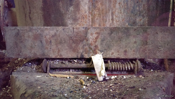 Сегодня на работе смотрел за котлом и вдруг понял,что котел тоже за мной смотрит,а точнее поддерживается гоблин,который видимо живет там