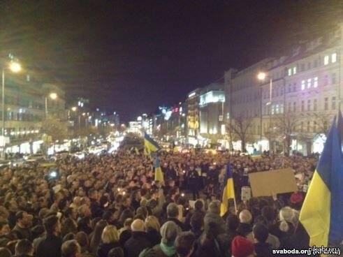 10 thousand inhabitants of Prague came to a rally of solidarity with the Euromaidan. - Maidan, Czech, Support