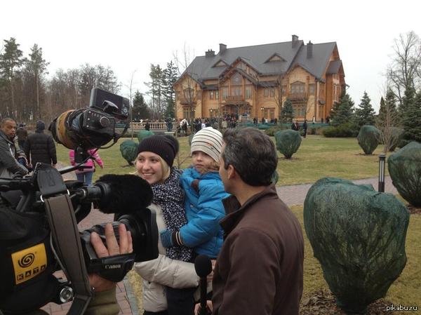 Люди в Межигорье, до этого закрытой для простых людей резиденции Януковича