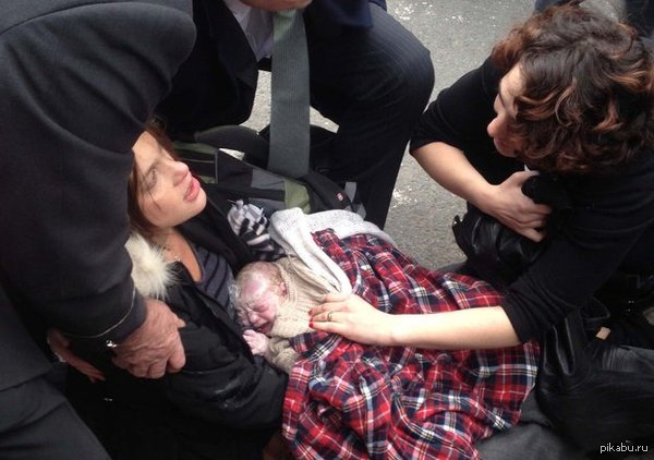 Женщина родила ребенка прямо на тротуаре Швейцар отчаянно пытался остановить для нее машину, но проходившая мимо дама была быстрее.