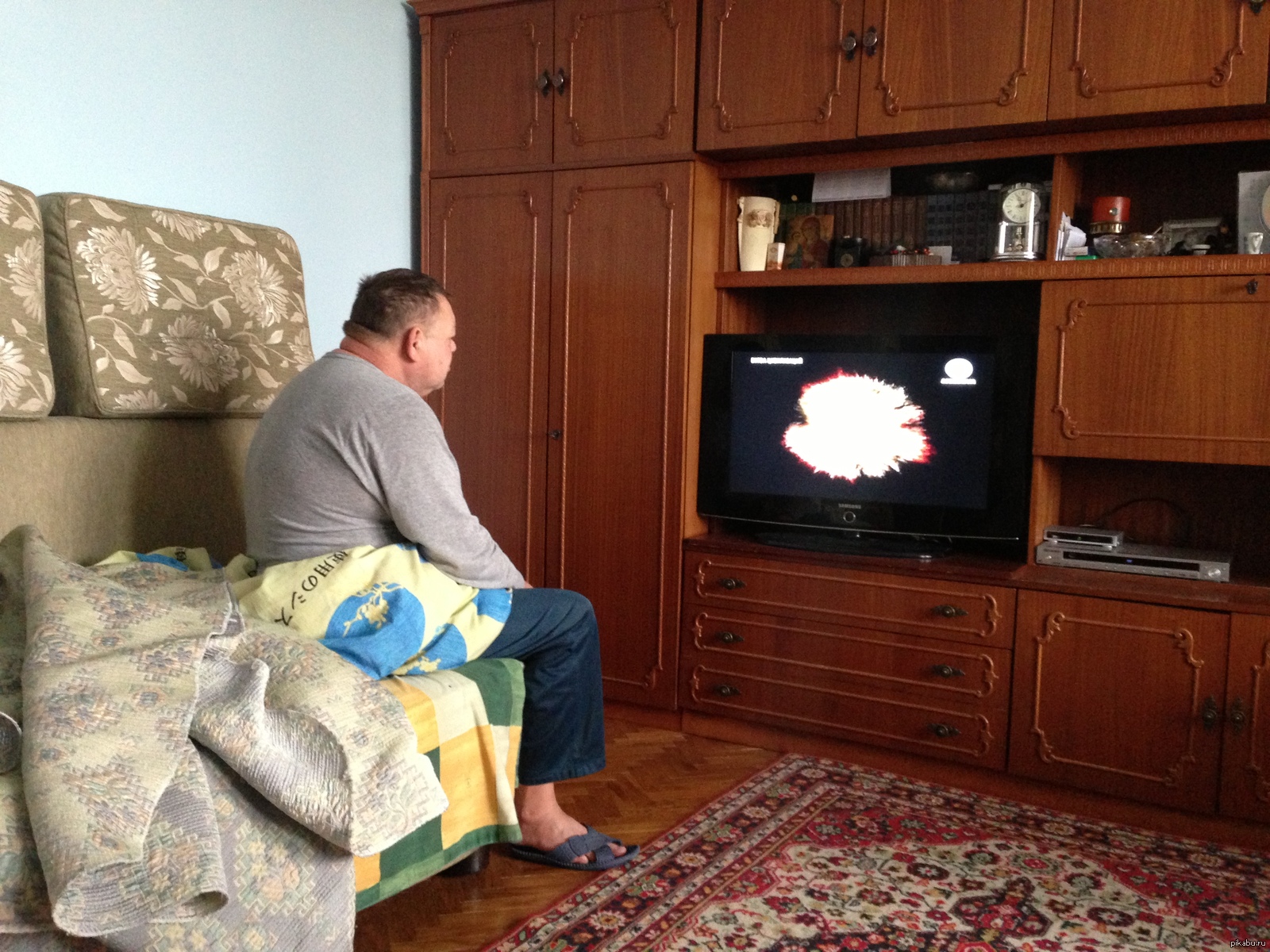 Tv man купить. Телевизор. Телевизор дедушка. Мужчина перед телевизором. Телевизор дома.