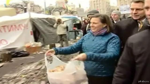 Раздавала Пирожки На Майдане