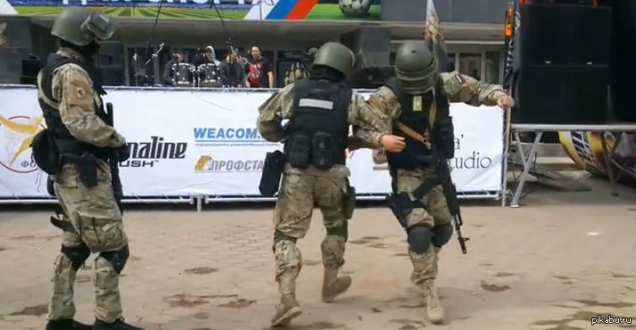 омон танцует. омон танцует. российские военные танцуют. танец спецназа. русский спецназовец танцует.