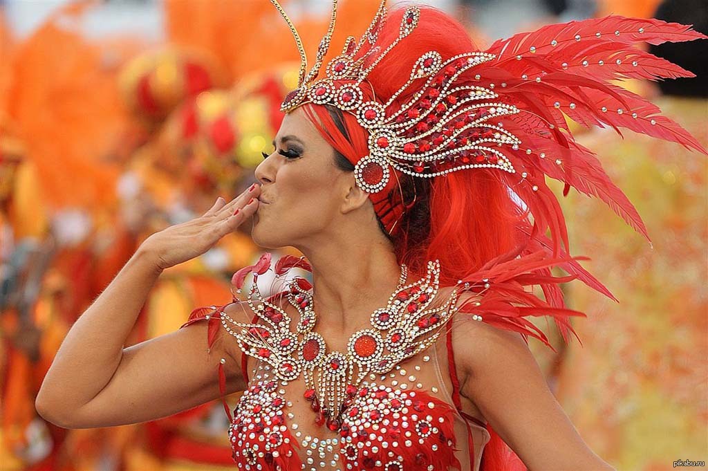 Девушка карнавал. Карнавал в Сан Паулу. Бразильский карнавал. Латиноамериканский карнавал. Бразильский маскарад.