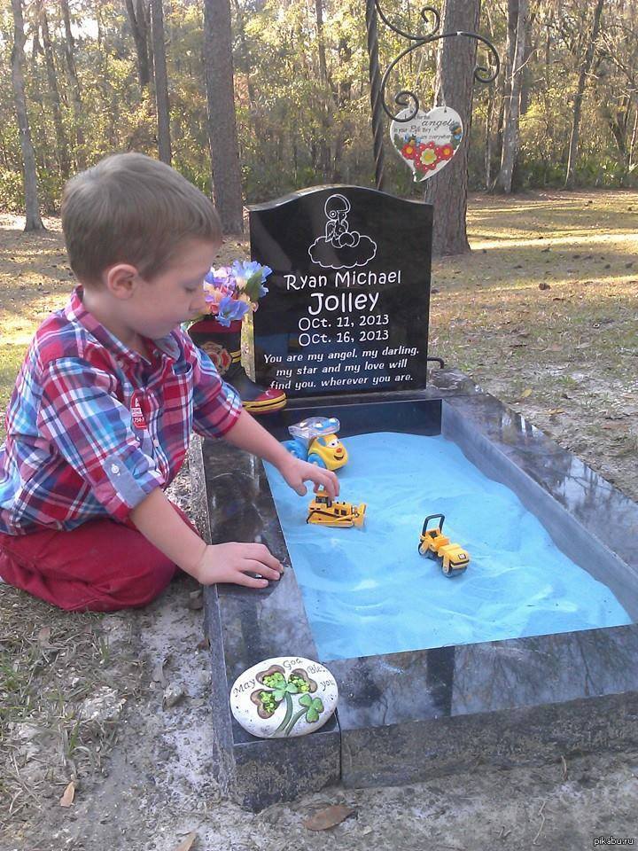 Когда на кладбищах включат воду. Детские могилки на кладбище. Детские игрушки на могиле. Детский памятник на могилу. Игрушки на кладбище детям.