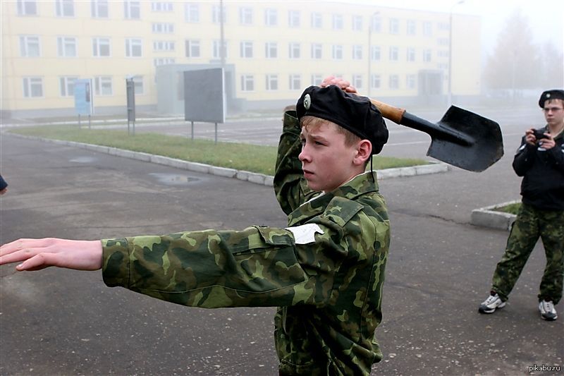 Друг солдат. Лопата в армии. Метание саперной лопатки. Солдат с саперной лопаткой. Солдат с лопатой.