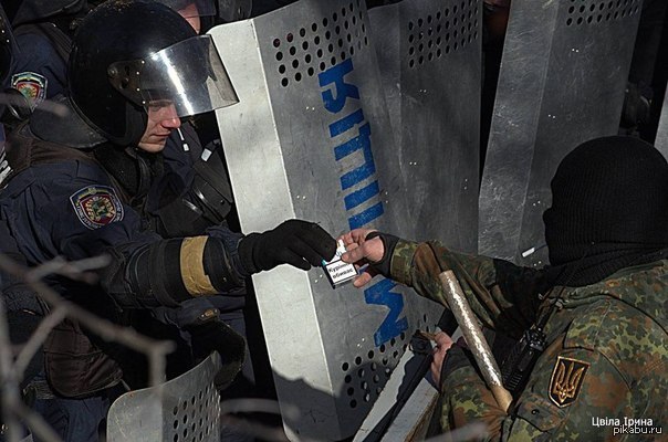 Bandera very slowly kills a policeman - Euromaidan, Bendera, Military, Bandera, Maidan