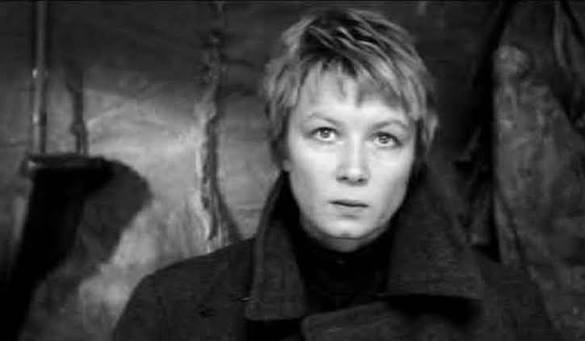 "- Я вас узнала! Вы пытали меня в белогвардейском плену! - Вы что-то путаете. "