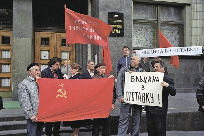 Подконтрольная коммунистам Госдума штамповала в огромном количестве популистские законы. Эксперты подсчитали, что, если все их выполнить, потребуется три бюджета. А если не выполнить – то виноват Ельцин. Фото: Ираклий ЧОХОНЕЛИДЗЕ/ТАСС