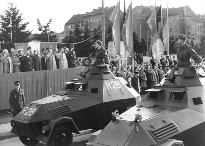 Бронеавтомобили SK-1 боевых групп на параде, 1961г, CC BY-SA 3. de