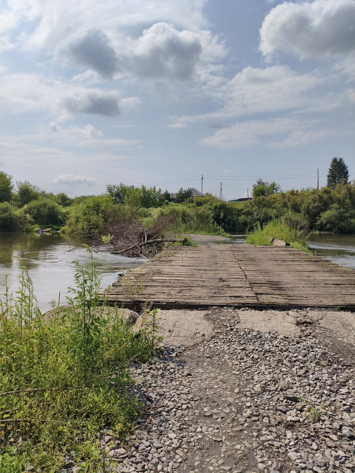 Низкий мостик в деревни Драченино, обносили по левому берегу.