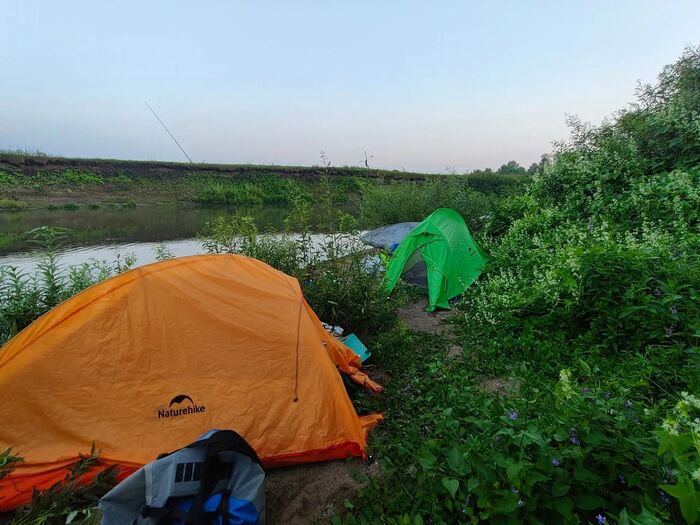 Встали ниже деревни Байрак. Пробовали рыбачить на донки, три плотвички и одна уклейка.