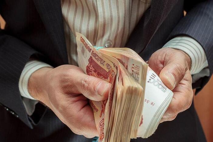 Мужчина работал на шестерых работодателей, но зарплату получал только от одного. После увольнения он взыскал еще 6,3 млн рублей