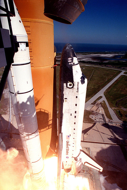 Автор: NASA Источник: <a href="https://pikabu.ru/story/millionyi_litrov_vodyi_za_polminutyi_kak_zashchishchayut_raketu_ot_udarnoy_volnyi_pri_starte_14256221?u=https%3A%2F%2Fcommons.wikimedia.org%2Fwiki%2FFile%3ASTS-95_launch.jpg&t=commons.wikimedia.org&h=0bbe97335aa68bfec8c464fc2b64d2f290a3cfb2" title="https://commons.wikimedia.org/wiki/File:STS-95_launch.jpg" target="_blank" rel="nofollow noopener">commons.wikimedia.org</a>