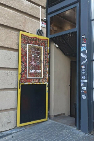 На Аллее Героев, 1 на углу в подвальчике отличный бар, настойки и пиво, а над ним кафе Маруся, тоже едабельно. С другой стороны Пивная библиотека, тоже отличное место.