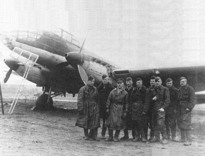 Ер-2 лейтенанта Гайворонского и его экипаж. 18.10.1941 г. этот Ер-2 был сбит, однако экипаж смог вернуться в часть