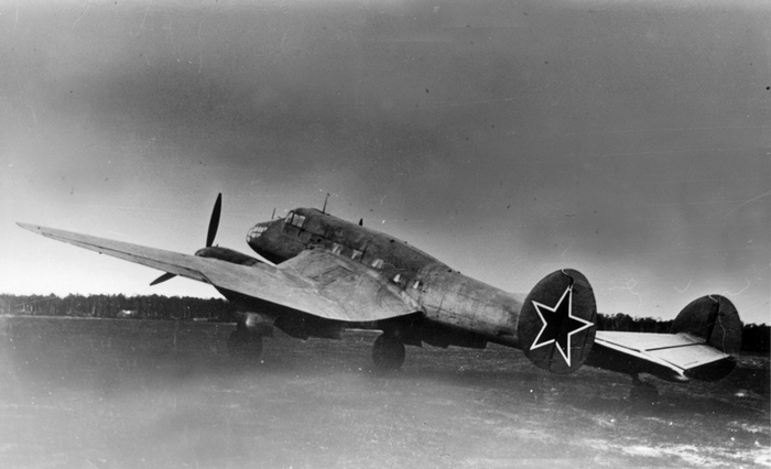Ер-2 на аэродроме