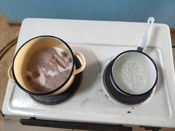 А вот и фото "нерабочей" плиты. Обе конфорки работают на максимум, вода кипит, сосиски варятся. Но для Авито ложь покупателя — это "субъективное мнение