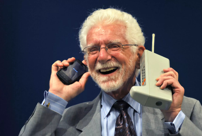 <a href="https://www.techspot.com/trivia/125-first-mobile-phone-motorola-dynatac-pricing/" target="_blank" rel="nofollow noopener">Источник</a>