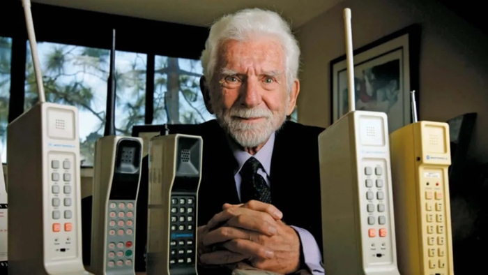 <a href="https://www.mymobileindia.com/martin-cooper-inventor-of-the-motorola-dynatac-8000x-94-year-old-father-of-the-cellphone-uses-this-smartphone-but-concerned-with-peoples-phone-obsession/" target="_blank" rel="nofollow noopener">Источник</a>
