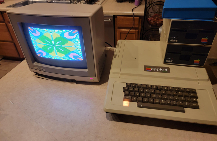 <a href="https://www.reddit.com/r/vintagecomputing/comments/17vuj8o/just_picked_up_an_original_apple_ii_computer_and/?tl=ru" target="_blank" rel="nofollow noopener">Источник</a>