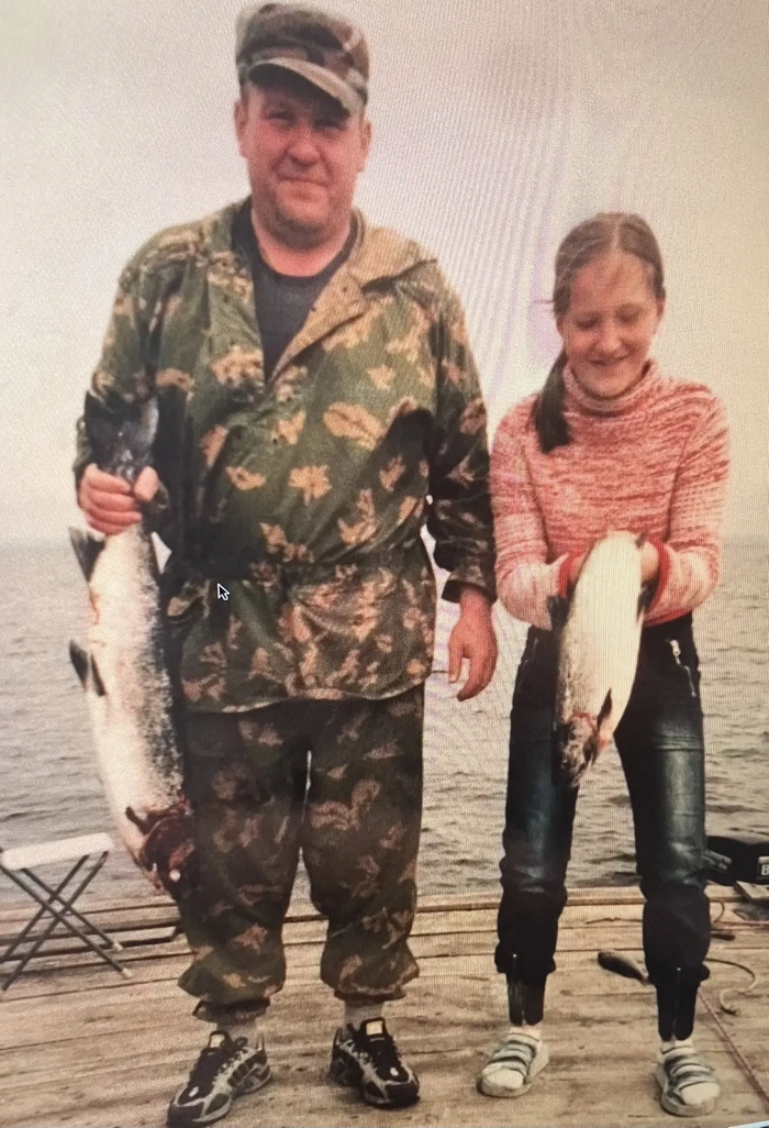Екатерина Канакина вместе с папой на рыбалке. Фото: <a href="https://pikabu.ru/story/russkiy_medved_general_kanakin_bilsya_za_zalozhnikov_na_dubrovke_i_v_beslane_14280556?u=https%3A%2F%2Faif.ru%2F&t=%D0%98%D0%B7%20%D0%BB%D0%B8%D1%87%D0%BD%D0%BE%D0%B3%D0%BE%20%D0%B0%D1%80%D1%85%D0%B8%D0%B2a&h=82151dcff33e92d092a8f11e5113ad1bba597b78" title="https://aif.ru/" target="_blank" rel="nofollow noopener">Из личного архивa</a> Екатерины Канакиной.