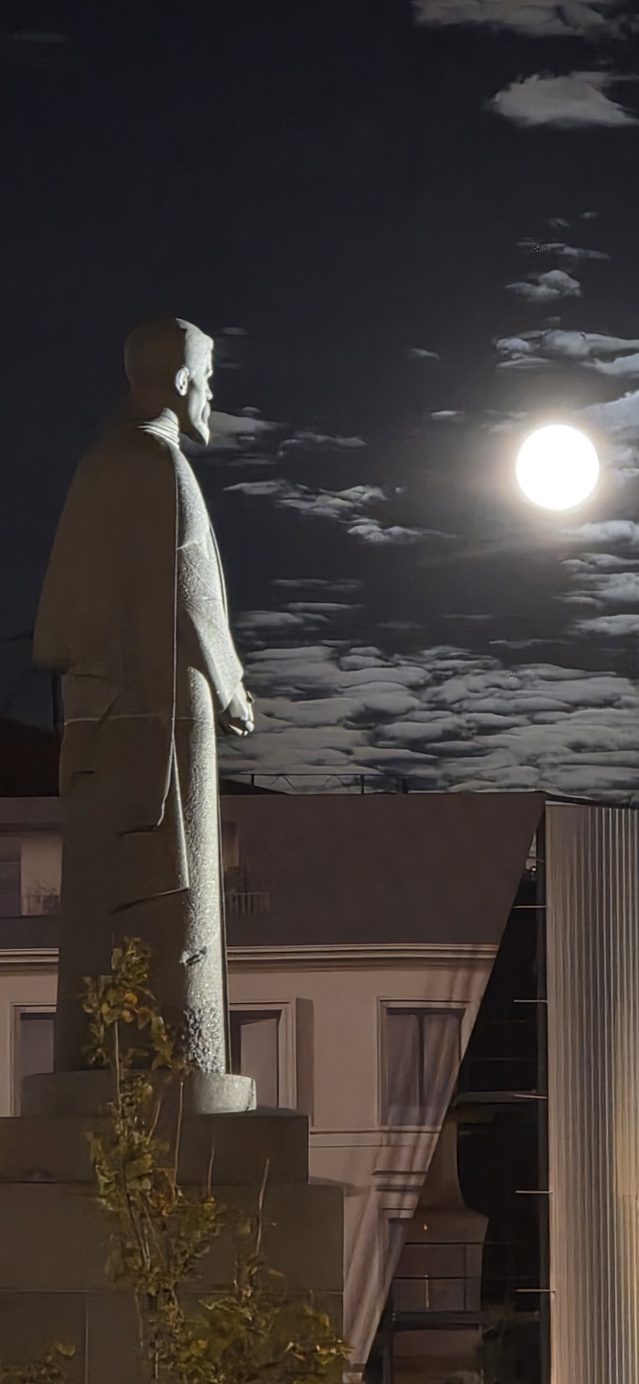 Памятник под луной вечером в пятницу в Москве)