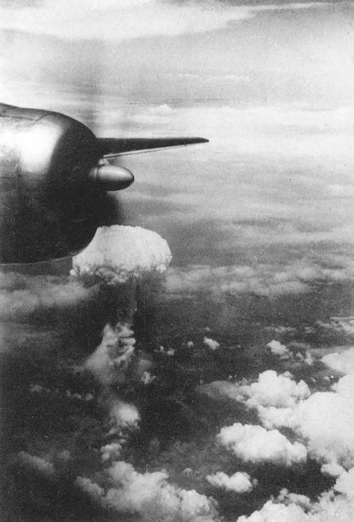 Гриб ядерного взрыва над Нагасаки с борта B-29. Источник изображения: <a href="https://pikabu.ru/story/yadernoe_sderzhivanie_chast_1_mir_bez_doveriya_14289526?u=https%3A%2F%2Fpicryl.com%2Fmedia%2Fatomic-cloud-over-nagasaki-from-b-29-1fe997&t=https%3A%2F%2Fpicryl.com%2Fmedia%2Fatomic-cloud-over-nagasaki-from-b-29-1fe997&h=01383f11fc7b1d9f75d4ec6c0a92042f85e8f3ed" title="https://picryl.com/media/atomic-cloud-over-nagasaki-from-b-29-1fe997" target="_blank" rel="nofollow noopener">https://picryl.com/media/atomic-cloud-over-nagasaki-from-b-29-1fe997</a>