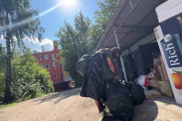 Из-за внешнего вида Артема не пускают в общественные места. Фото: канал "Вася на сене"