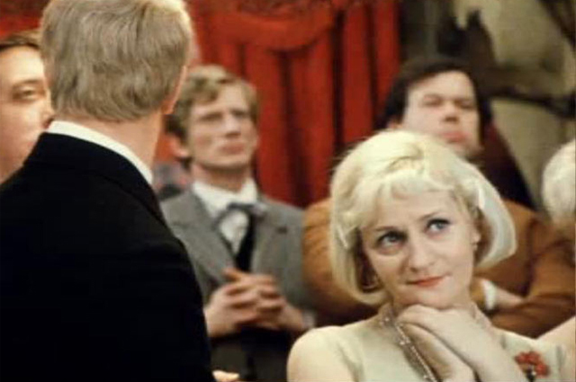 Клара Румянова в фильме «Не может быть!», 1975 г. Фото: <a href="https://pikabu.ru/story/karlson_shapoklyak_kto_iz_zvyozd_podaril_golos_lyubimyim_multyashnyim_geroyam_14308123?u=https%3A%2F%2Fkazan.aif.ru%2Fsociety%2Fkarlson-shapoklyak-kto-iz-zvyozd-podaril-golos-lyubimym-multyashnym-geroyam&t=%D0%9A%D0%B0%D0%B4%D1%80%20%D0%B8%D0%B7%20%D1%84%D0%B8%D0%BB%D1%8C%D0%BC%D0%B0&h=b4774de3244d27eabe6c4c3258c365617fd28b8f" title="https://kazan.aif.ru/society/karlson-shapoklyak-kto-iz-zvyozd-podaril-golos-lyubimym-multyashnym-ger..." target="_blank" rel="nofollow noopener">Кадр из фильма</a>