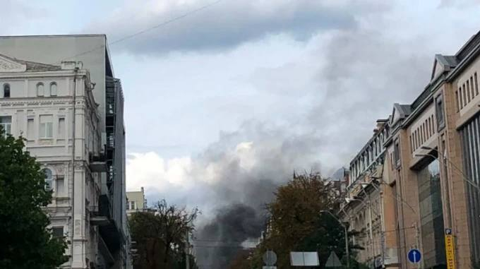 Армия России ударила по зданию СБУ в центре Киева
