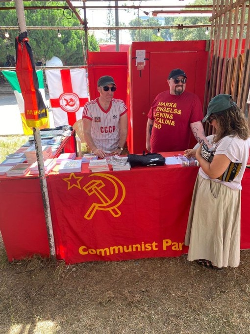Стенд британских коммунистов.