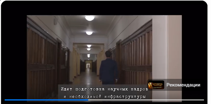 Некий вуз и всего один человек прогуливается.