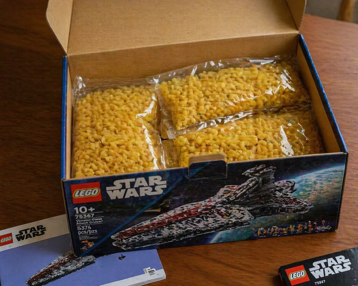 Покупательница заказала LEGO за 11 тысяч рублей, а в коробке оказались пять пачек макарон