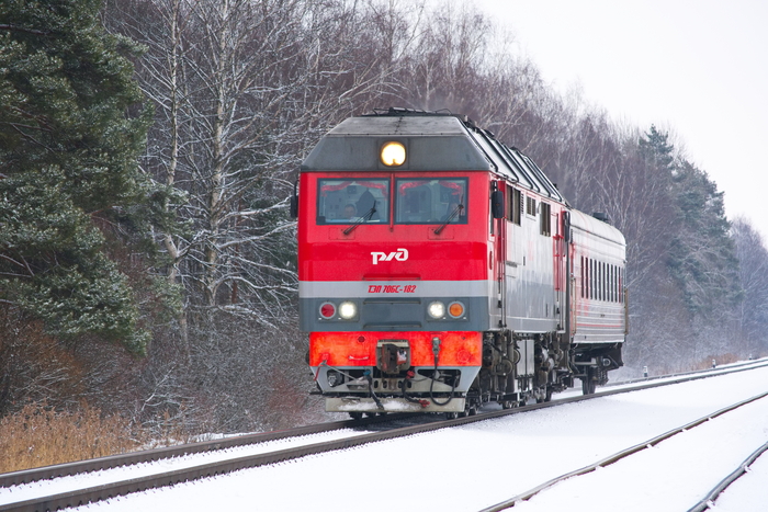 Тепловоз ТЭП70БС-182 с "рабочим" поездом станция Белкино Псковская область.