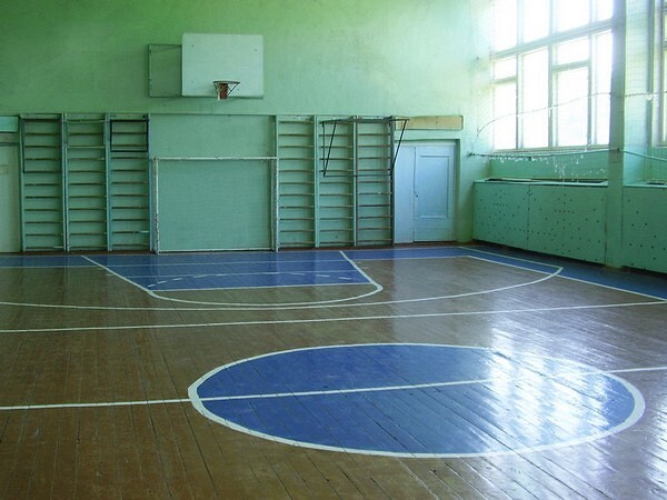Мебельные шурупы и значок октябрёнка