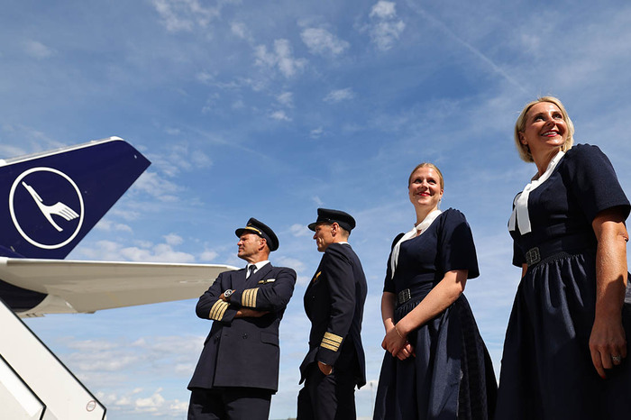 Авиакомпания Lufthansa представила специальную форму для бортпроводников к фестивалю "Октоберфест"//Фото: EPA/ТАСС