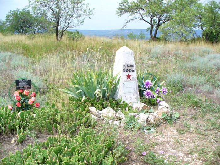 Так же еще один небольшой памятник на горе Гасфорта на территории Итальянского военного кладбища, посвященный 7-й бригаде морской пехоты.