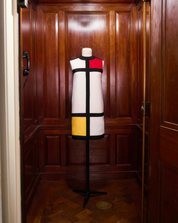 Платье Mondrian от Yves Saint Laurent недавно продано за $750 тысяч