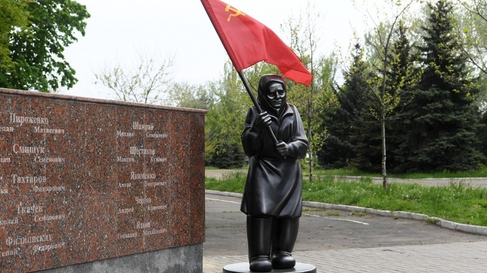 Мариуполь, Нахимовский парк. Памятник бабушке, встретившей укровоинов с советским флагом.