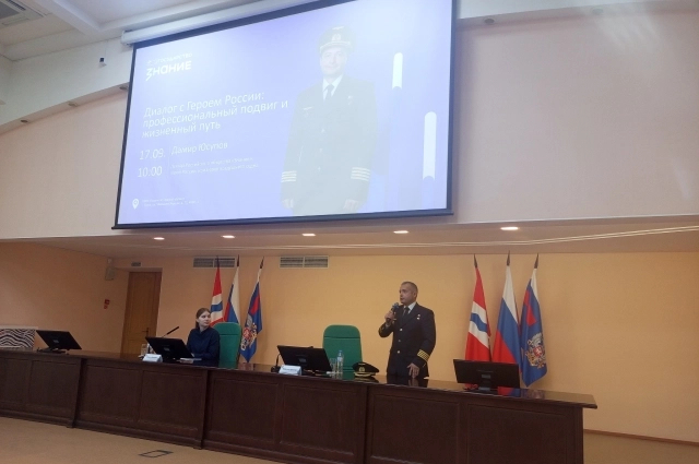 Во время лекции в Омске. 17 сентября 2026 года. Фото: <a href="https://pikabu.ru/story/strakh_letat__yeto_normalno_geroy_rossii_yusupov_raskryil_kak_sazhal_samolyot_v_pole_14352644?u=https%3A%2F%2Faif.ru%2F&t=%D0%90%D0%B8%D0%A4&h=f5982b8f2d6f8c417b8f18af99b707f0561b0035" title="https://aif.ru/" target="_blank" rel="nofollow noopener">АиФ</a>/ Ксения Ермакова
