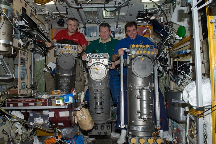 Автор: NASA Источник: <a href="https://pikabu.ru/story/kak_na_mks_poluchayut_kislorod_iz_vodyi_i_kuda_devaetsya_uglekislyiy_gaz_14353425?u=https%3A%2F%2Fcommons.wikimedia.org%2Fwiki%2FFile%3A8_July_2011_Elektron.jpg&t=commons.wikimedia.org&h=ca1c8c7e8bcea24948d8dcd79dc8dc3b43ef9d61" title="https://commons.wikimedia.org/wiki/File:8_July_2011_Elektron.jpg" target="_blank" rel="nofollow noopener">commons.wikimedia.org</a>