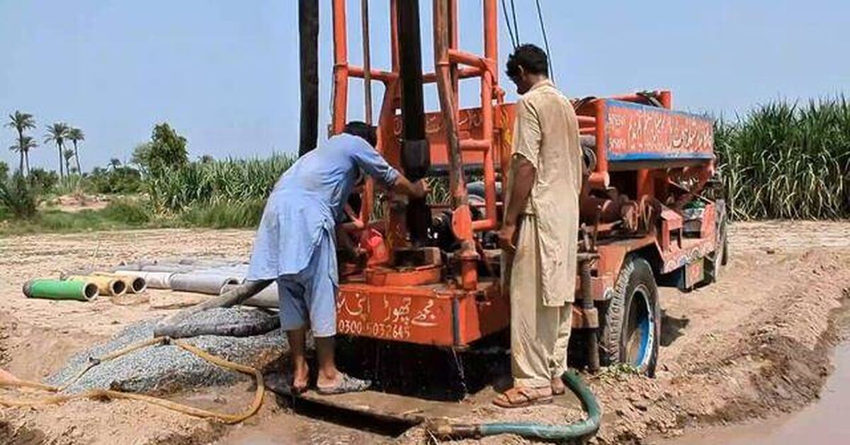 Pakistan's field irrigation system. Mechanization - Pakistan, Technologies, Process, Mechanization, Сельское хозяйство, Irrigation, Technics, Water, Pakistani Technology, Pakistanis, Field, Tractor, Water pipes, Video, Rutube