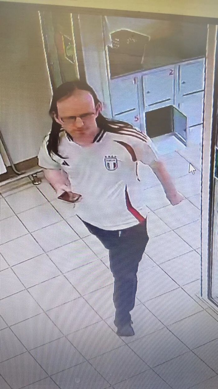 Мужчина снимал девочку под юбкой