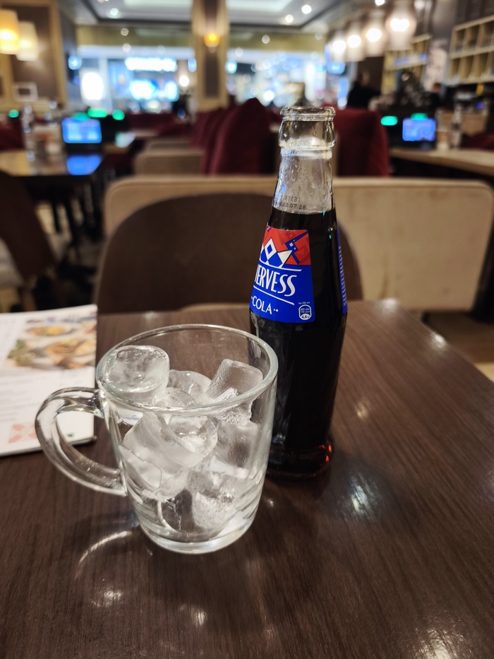 Заказал себе колу со льдом)