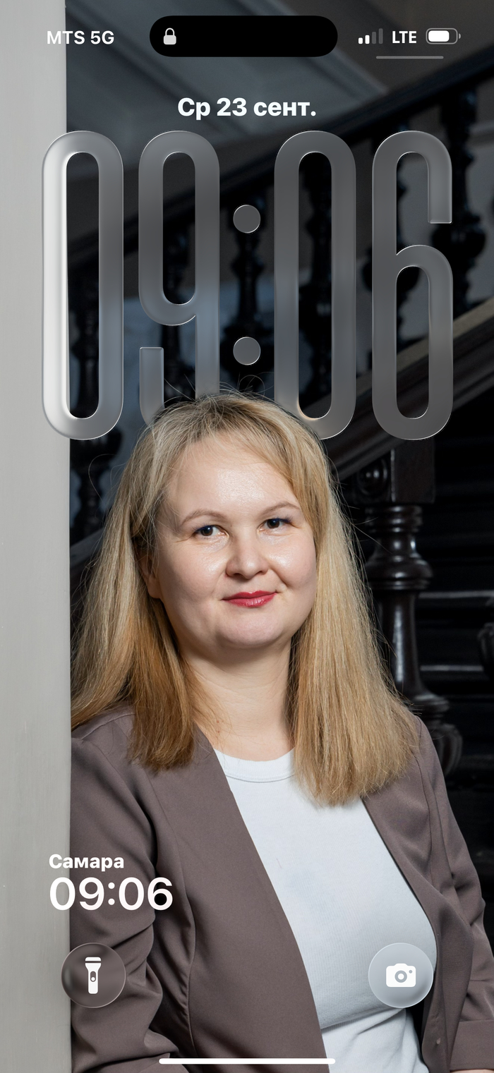 Вяжет шарф