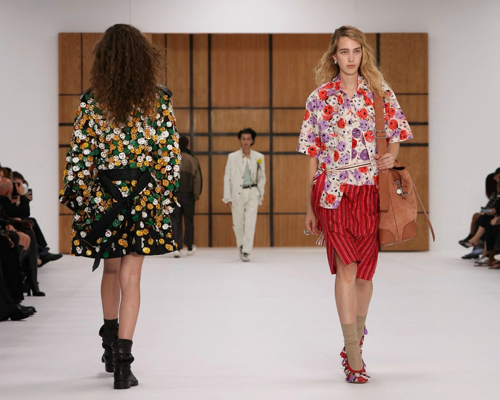 Смайлики Селии Биртуэлл в коллекции Burberry сезона весна-лето 2027.
