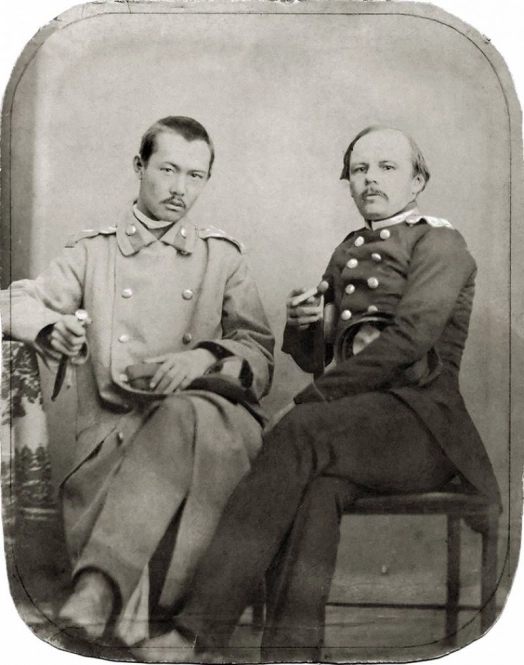 Это единственная фотография, на которой запечатлён Достоевский (справа). Слева Валиханов. Фото: <a href="https://pikabu.ru/story/omskiy_mikrominiatyurist_anatoliy_konenko_sozdal_9millimetrovyiy_kinzhal_14369125?u=http%3A%2F%2Fpushkinskijdom.ru%2F&t=%D0%9F%D1%83%D1%88%D0%BA%D0%B8%D0%BD%D1%81%D0%BA%D0%B8%D0%B9%20%D0%94%D0%BE%D0%BC&h=c88287fa6c55418b1b1fe74fead3a7e65c01b3d7" title="http://pushkinskijdom.ru/" target="_blank" rel="nofollow noopener">Пушкинский Дом</a>