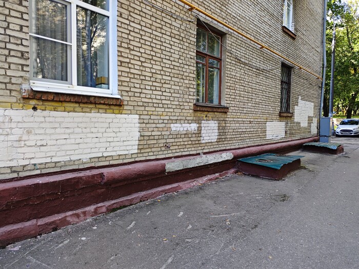 Закрашенные надписи на соседнем доме по адресу г. Москва, ул. Гжатская д.8