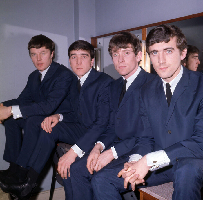 The Swinging Blue Jeans. ������, 1963. �� ������ ���������� �� ��� ������� � ���������.